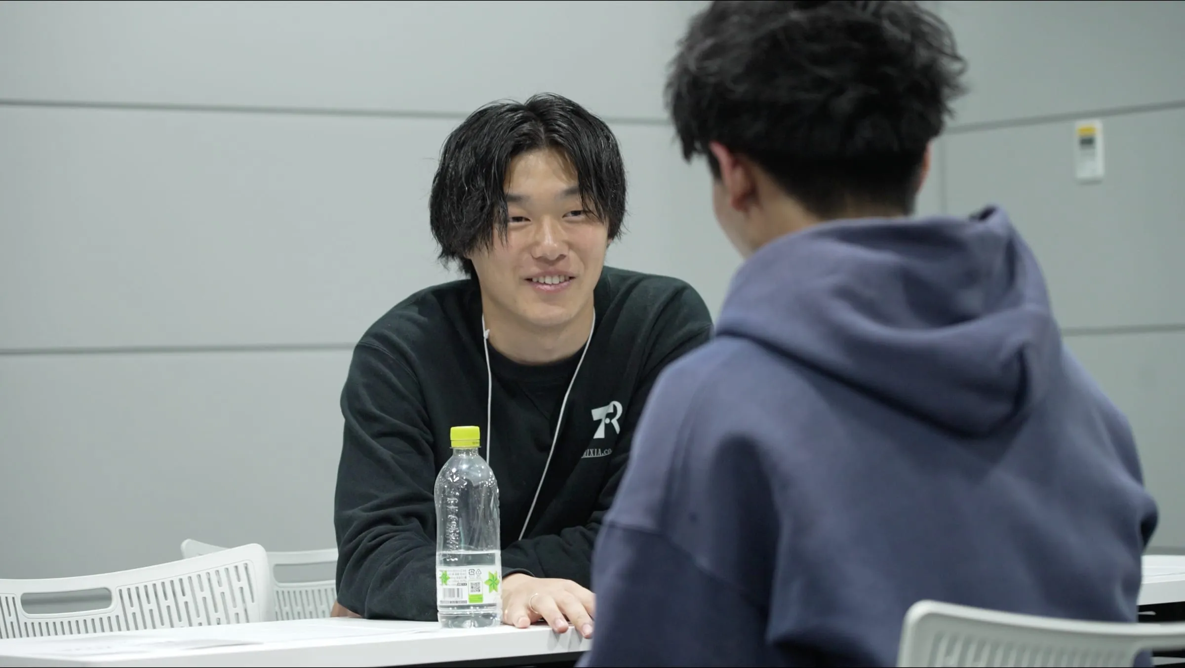 NSC当日、企業の担当者と学生が向かい合って話す様子